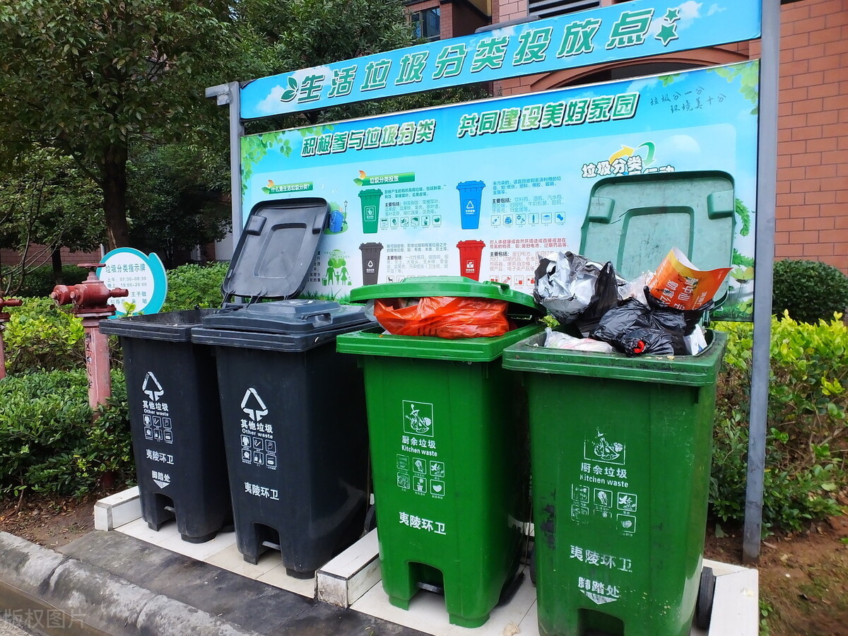 2020年12月6日,湖北宜昌,居民小区的生活垃圾分类宣传标语