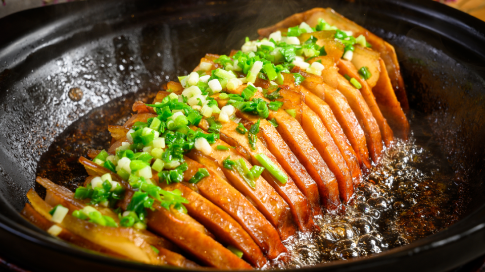 你可以选择滋补的道养美食, 也可以选择静心康体的养生功法"八段锦"