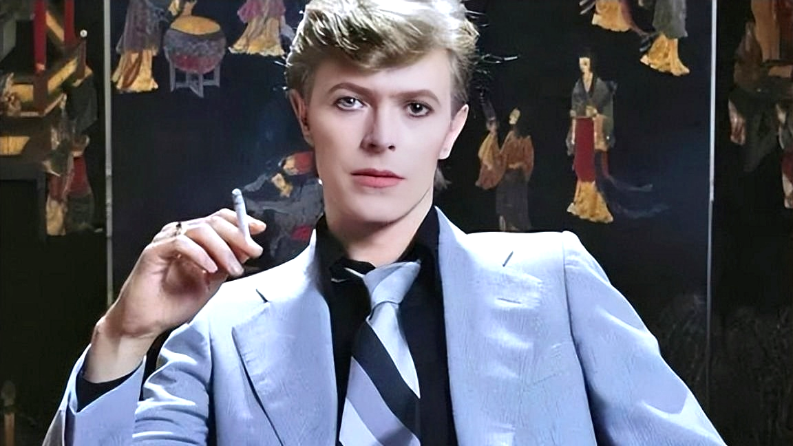 大卫鲍伊妖艳的摇滚巨星穿女装化浓妆和超模伊曼相爱24年