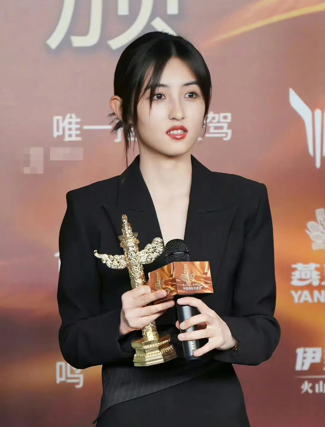 张子枫获得华表奖影后,周冬雨的路线,或许她也能走