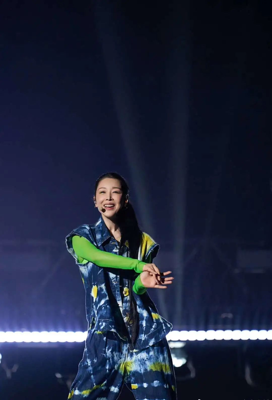 孙悦参加浪姐,再次唱经典《大家一起来》,网友:不愧是唱跳鼻祖