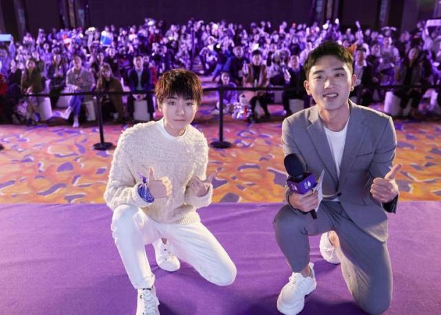 王俊凯晒出和粉丝合照,从台上到台下,每一张都是双向奔赴的印记