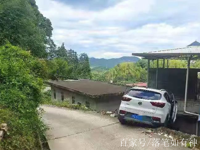 小車撞房頂!泉州男子對鄉村道路路況不熟悉導是事故發生