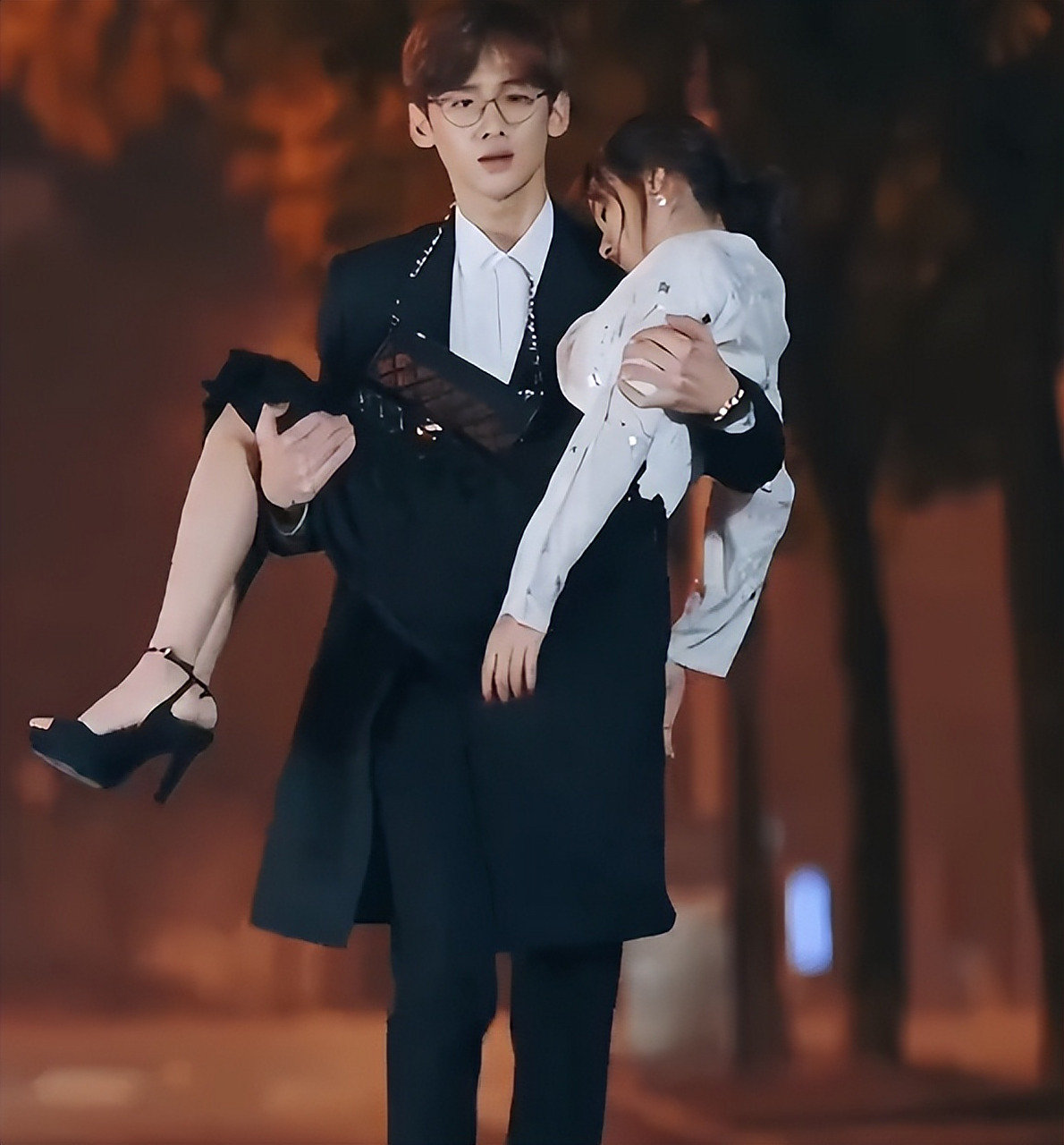 白敬亭和郑合惠子曾合作过,如果两人能再次合作,可能会成为事业转折点