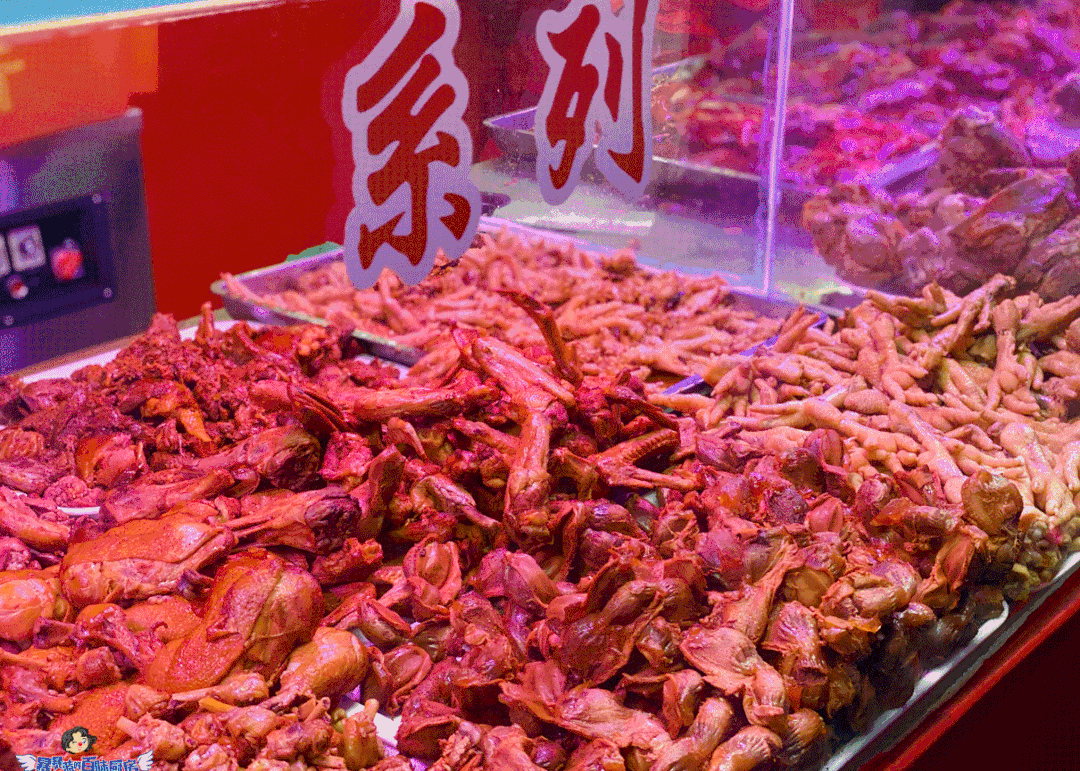 摊位上的熟食种类超多, 肘子, 香肠, 脊骨, 烧鸡, 猪蹄堆成小山,场面