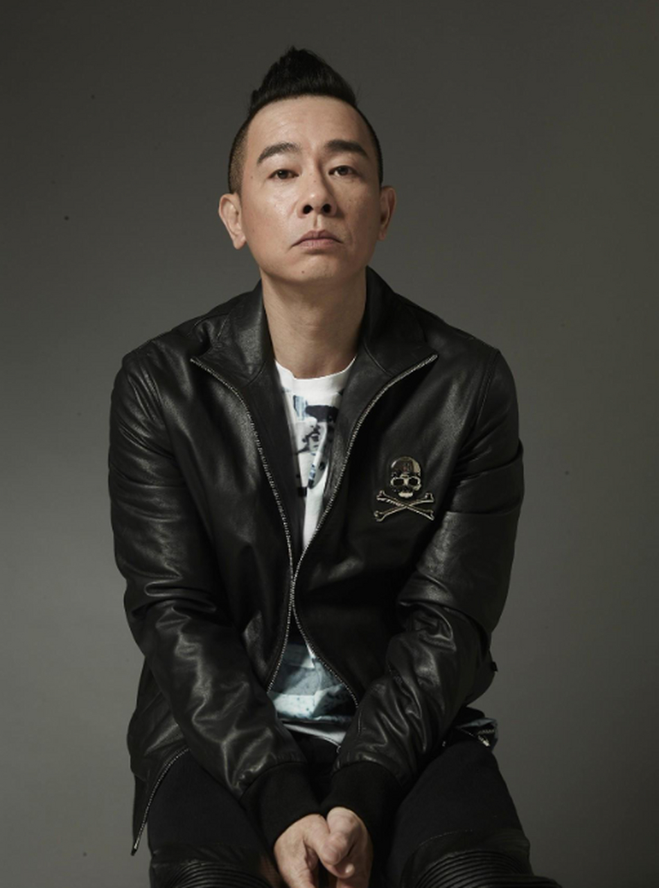 1980年的一天,13岁的陈小春兴冲冲地跑回家对父亲说:"卖掉小弟弟可以