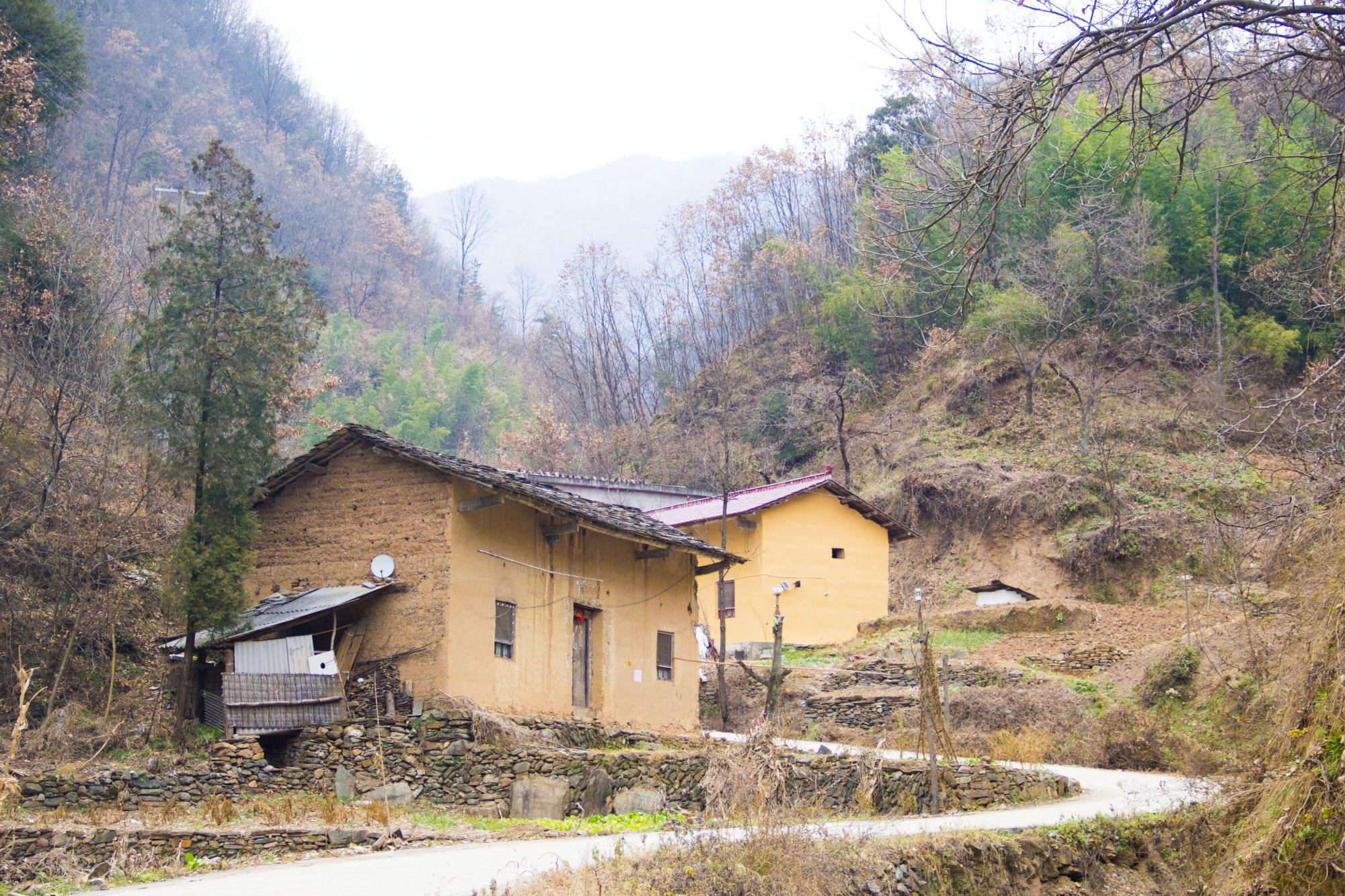素面朝天,秦岭山里的老房子还停留在几十年前,保留着时光的印迹