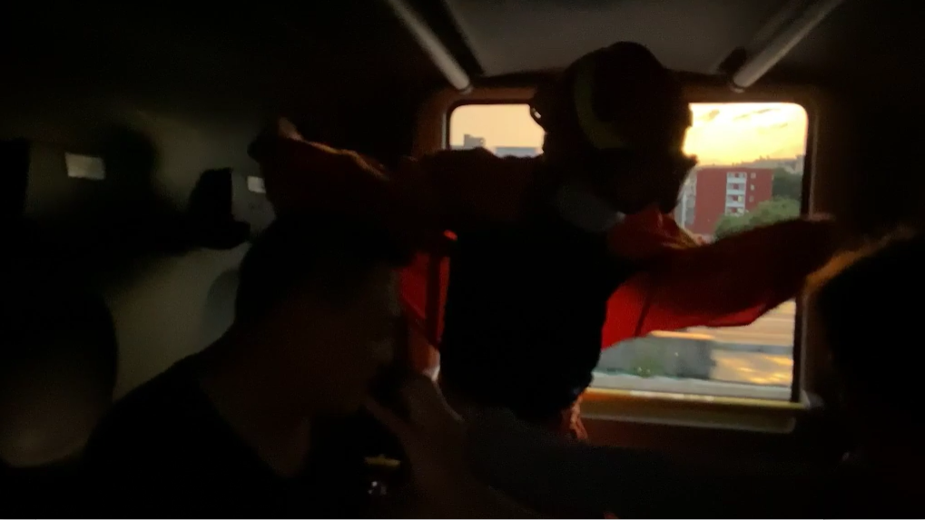 推荐“小朋友，不要睡！”暴雨天消防车变急救车，昏迷男孩6分钟送到医院