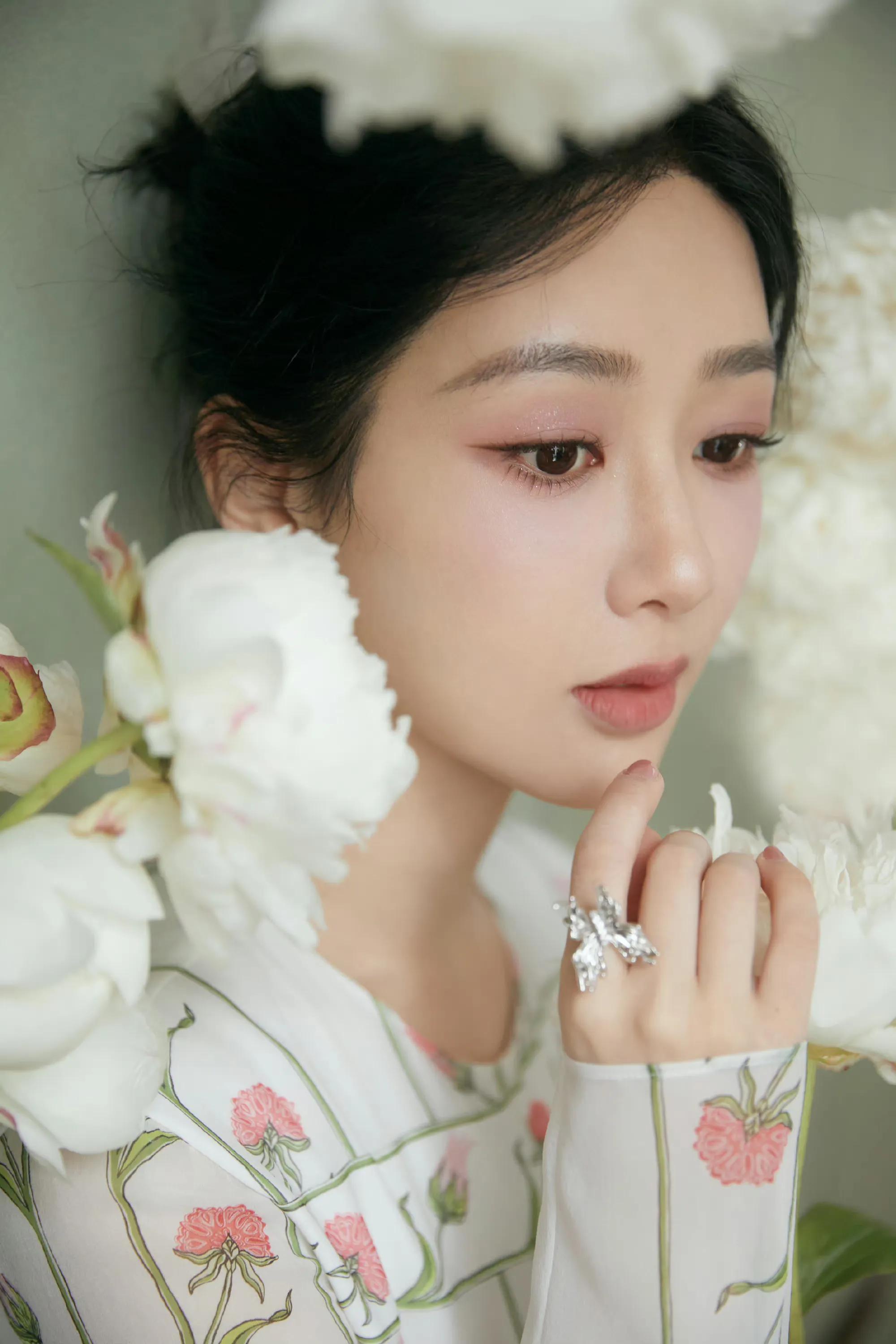 杨紫该清醒了危机当头十字路口的她何去何从