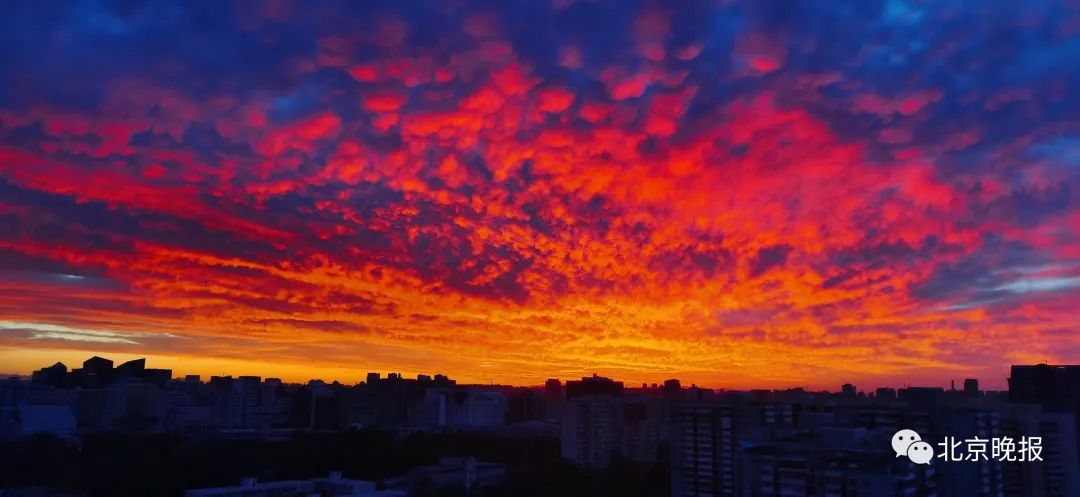 绚丽朝霞染红天际,今晨北京天空美翻了
