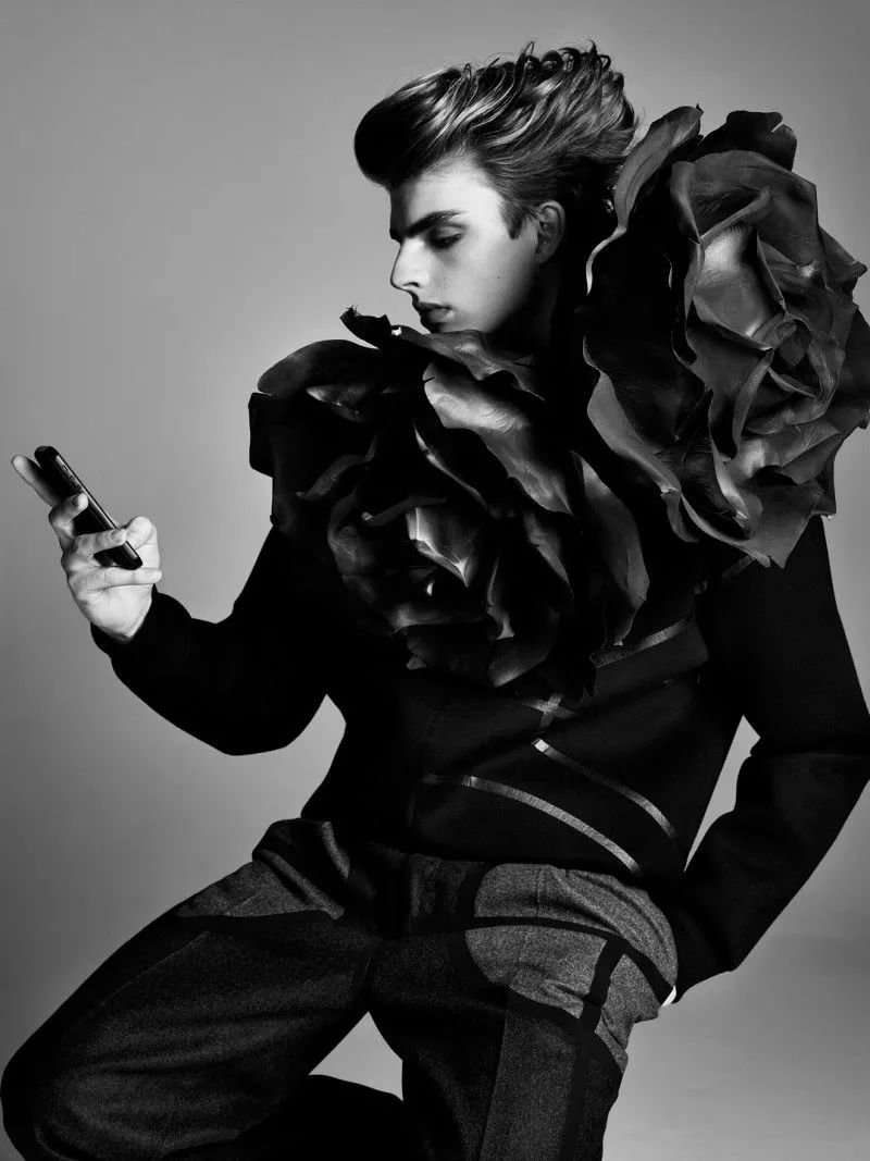 荷兰时尚男模特丹尼尔·范德登宣布与亚裔女友成功求婚