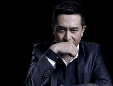 大胆亲吻戏!中老年演员舌舔嘴唇肿胀,亲吻如面条引发观众狂热!