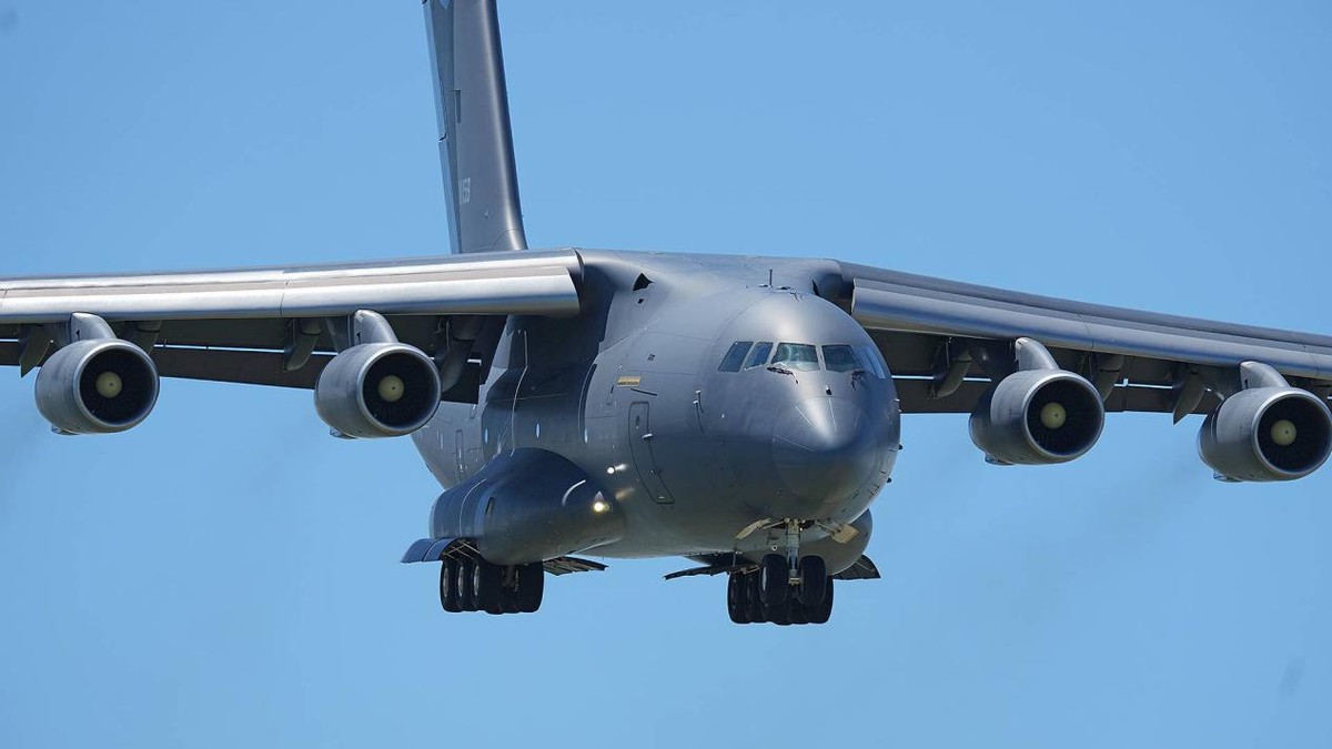 中方给塞尔维亚送上"定心丸",非常时刻,6架运-20飞往欧洲