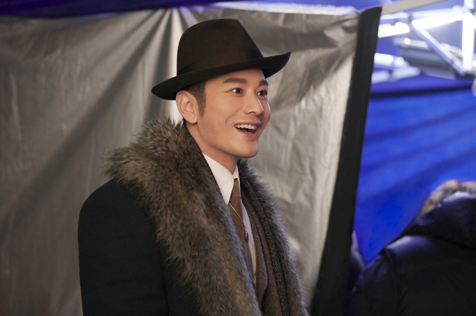 黄晓明坐行李箱引争议,是代步新潮流还是哗众取宠?