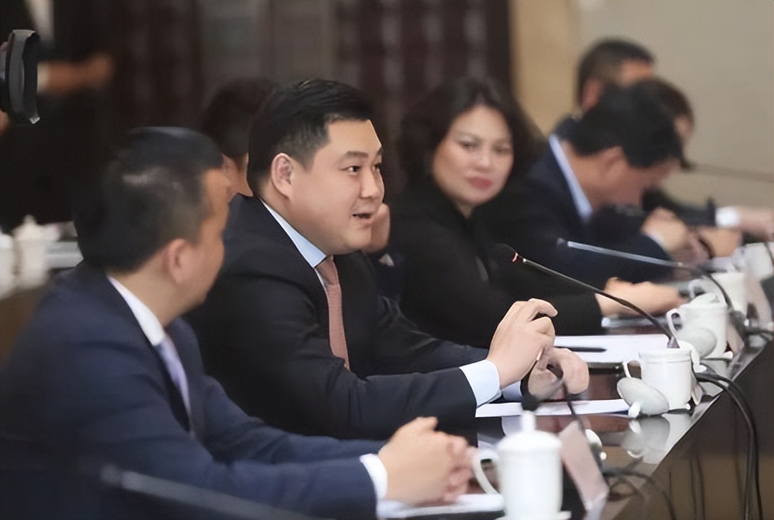 江苏首富严昊:身价千亿,迎娶知名女歌星,克林顿亲自来婚礼捧场