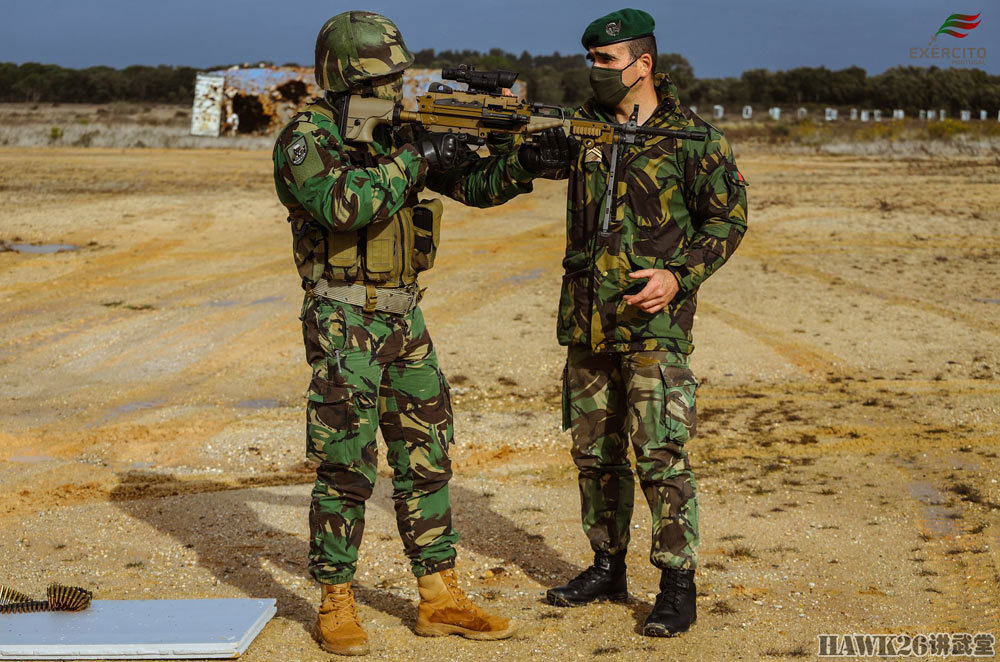 葡萄牙士兵搭乘直升机 操纵机枪对地扫射 将前往中非执行维和任务