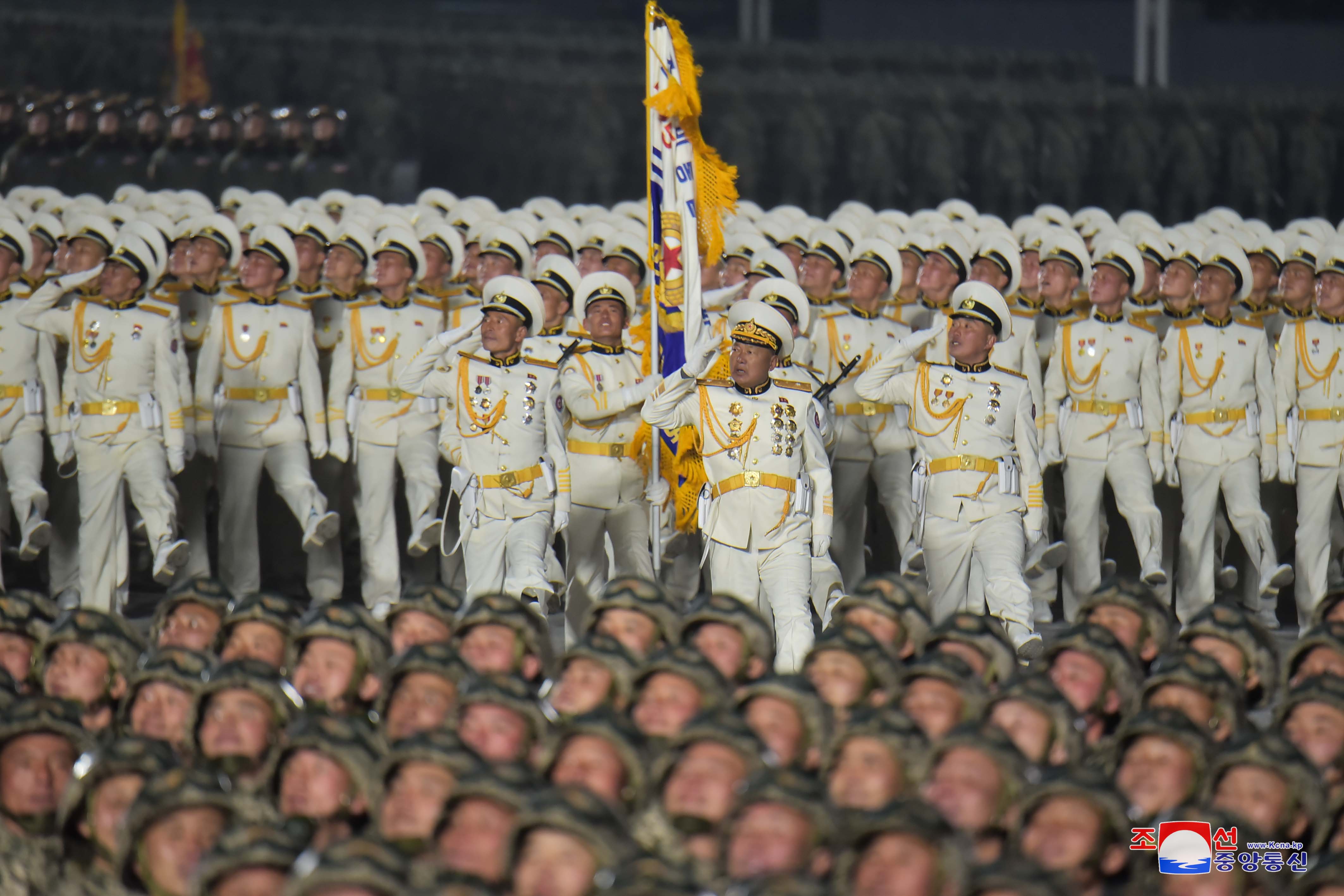 朝鲜举行纪念朝鲜劳动党第八次代表大会阅兵式(1)