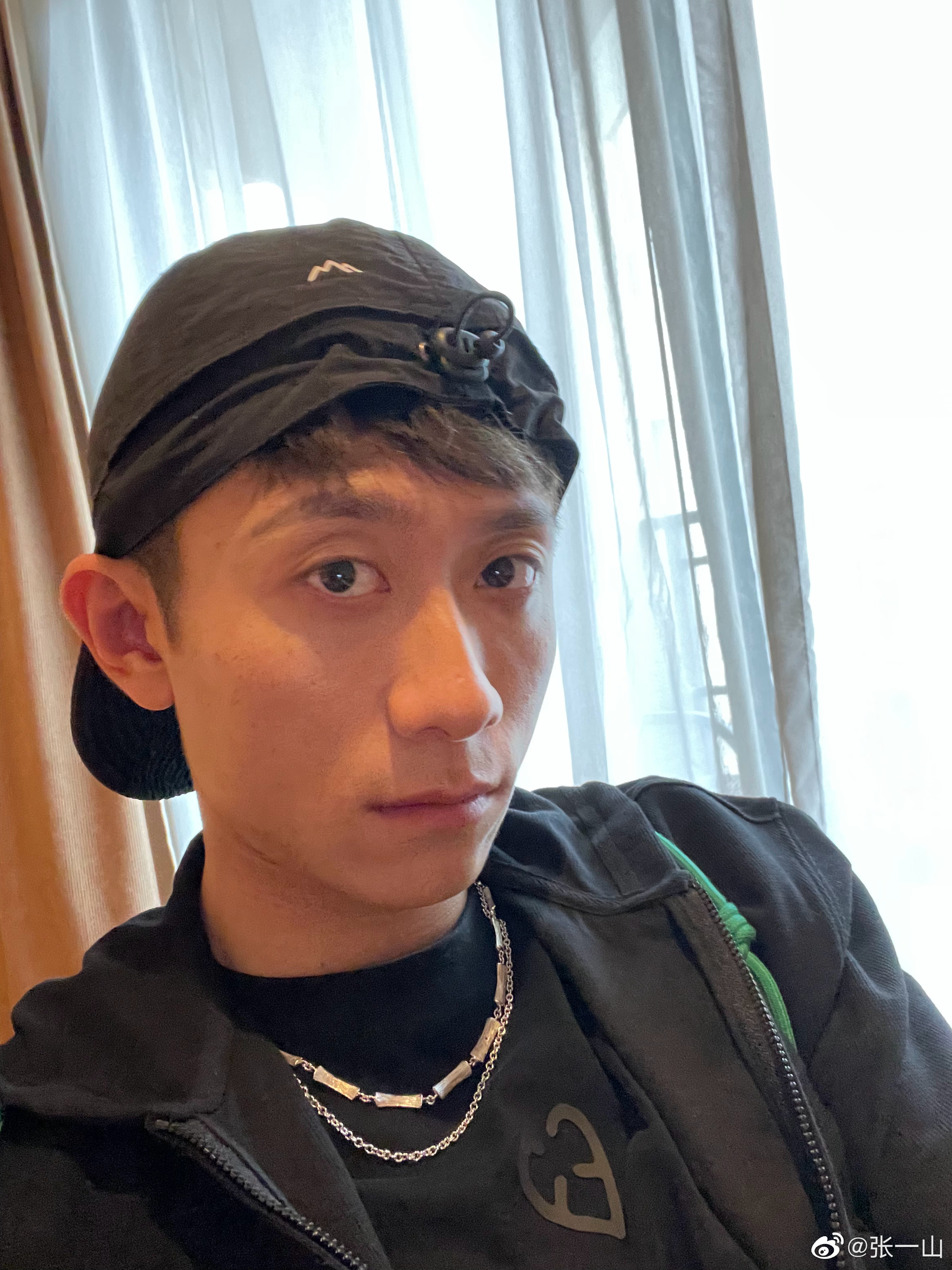最近冷门男神张一山在社交平台上发文眼球已经开始有变化了不错