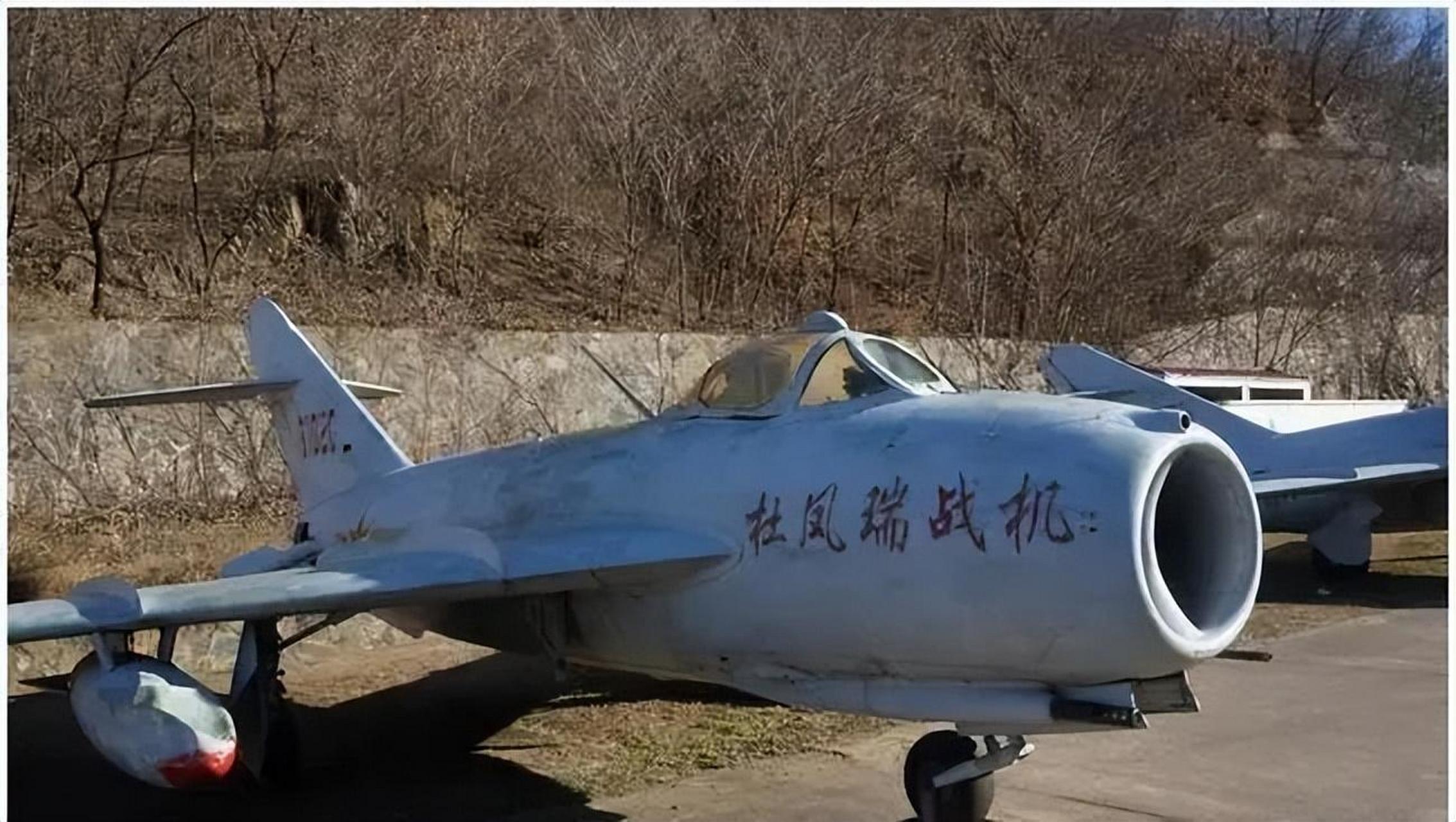 鲁山航空展览馆的前身是建于上世纪六十年代的飞机库,里面停放着的