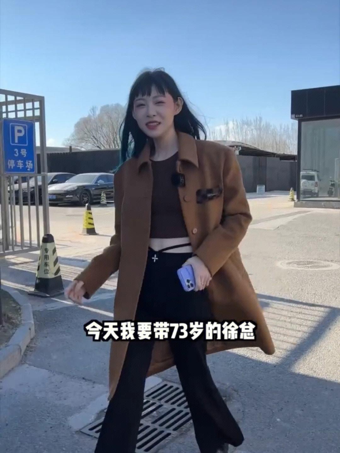 网红痞幼当伴娘登热搜穿白色礼服惹争议颜值差距大网友认不出