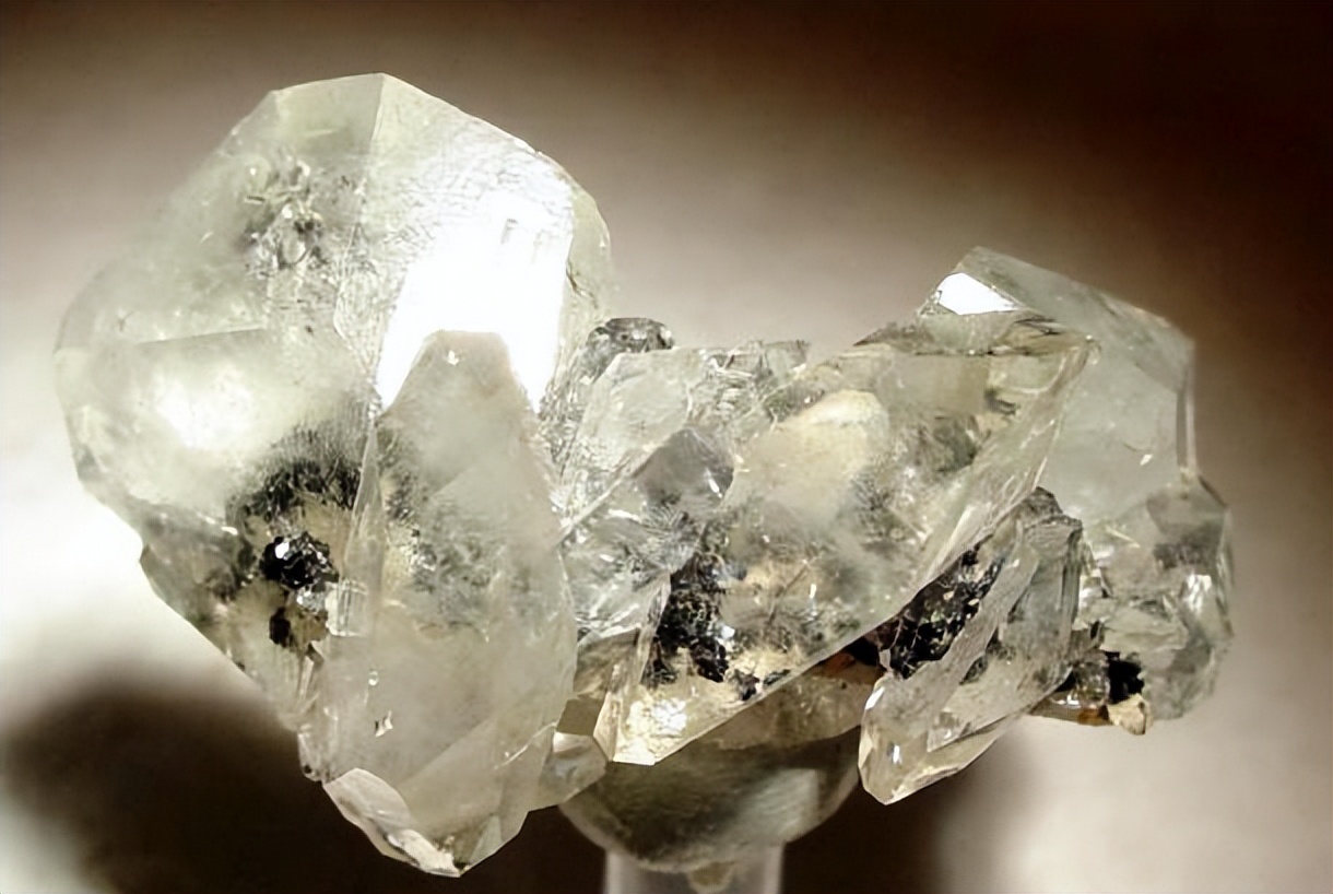 河北的石农,他有一块500年前的硅硼钙铝石,经鉴定值过6500万