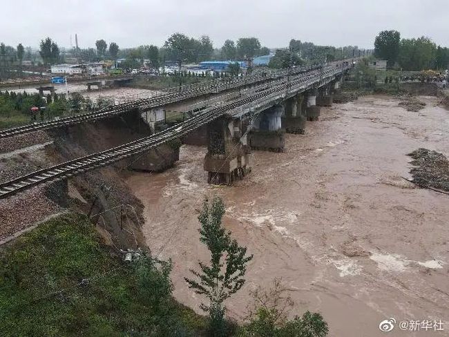 山西洪水冲垮大桥,火车连同铁轨悬空;平遥古城积水严重