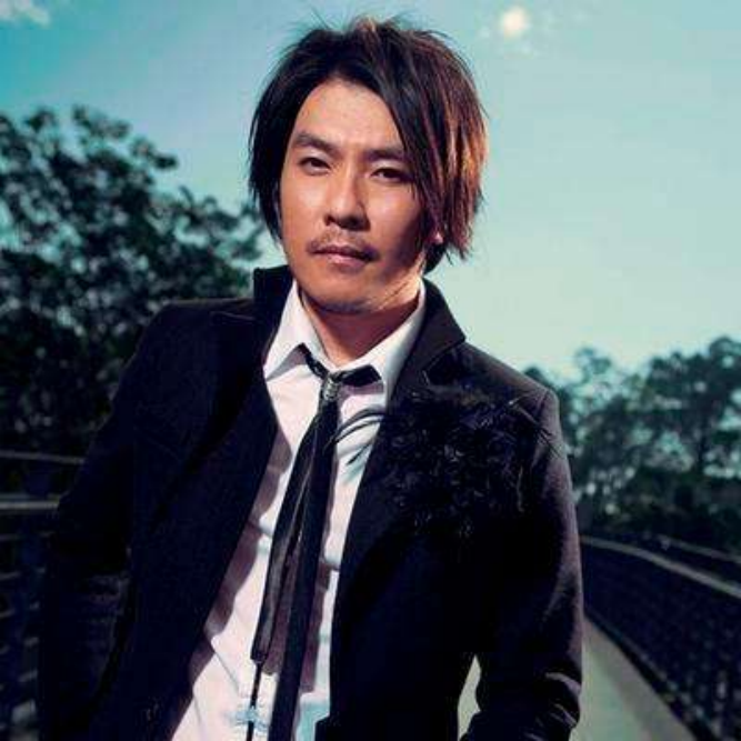 当红时请赵薇做mv女主角,躲在车底唱歌的包工头阿杜现在咋样了