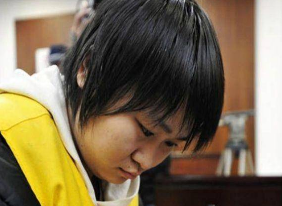 回顾齐萍萍勒死父母后淡定共处4天法庭上翻供他们总说不想活了