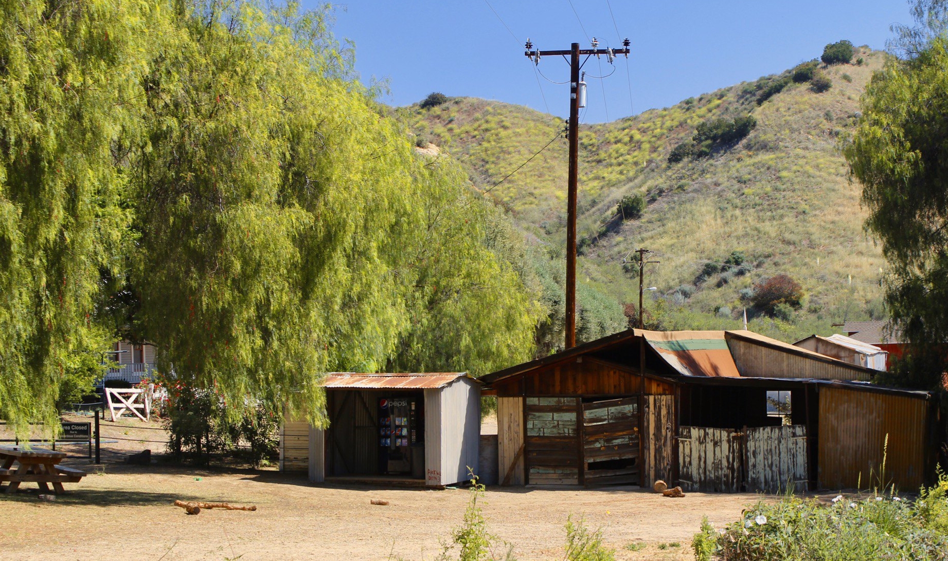 废弃的美国无人镇:曾因石油一夜暴富,如今被弃在荒野中无人问津