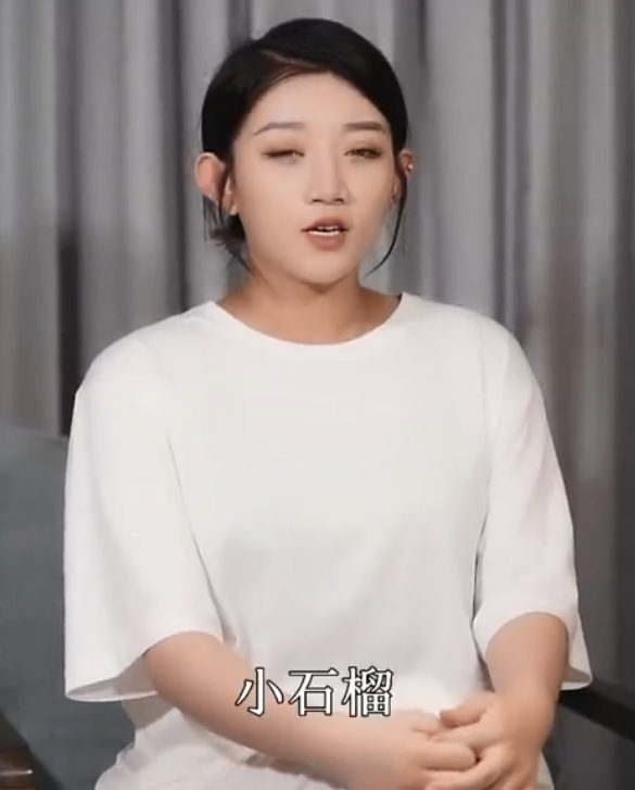 小伊伊抱小石榴出镜,坦言每天在崩溃治愈中度过,将于7月16首秀
