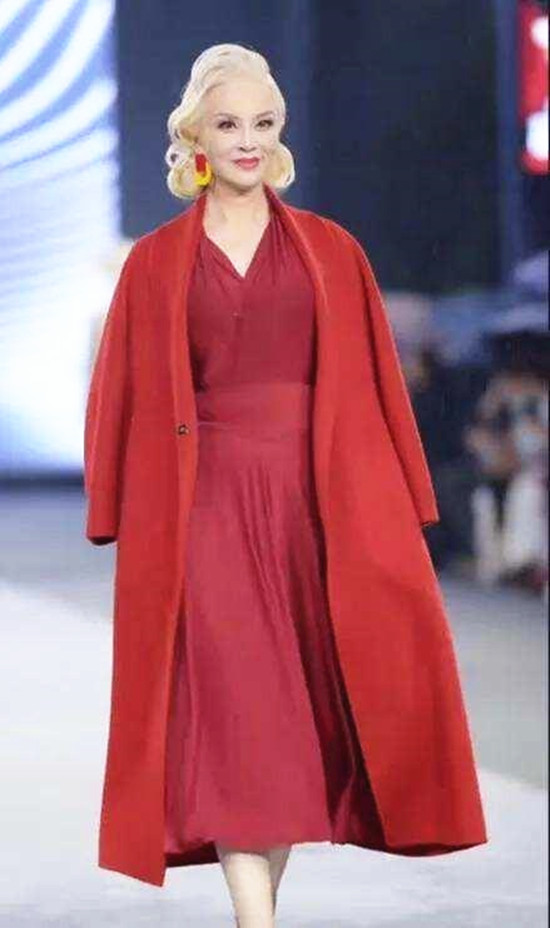 63岁的于书太有范,两次瘫痪一夜白发,大龄逆袭成时尚超模