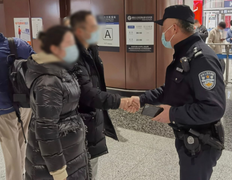 机场站执勤时,收到地铁工作人员上交的一个无人认领的黑色双肩背包