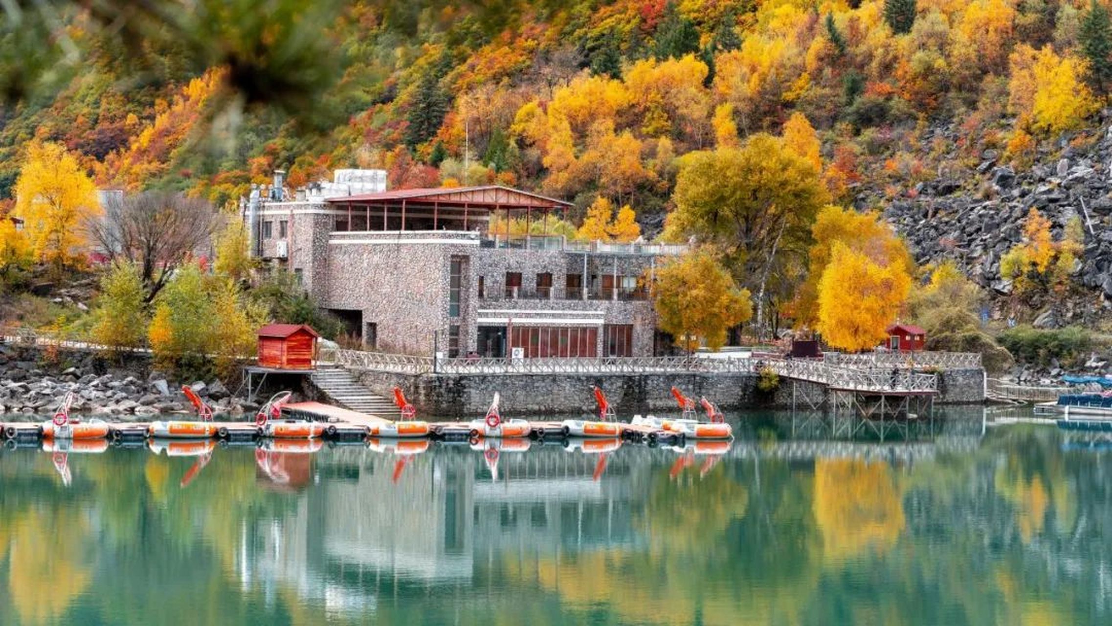 叠溪松坪沟:地处四川阿坝茂县境内,来到这里,你可以荡一叶扁舟,望湖水