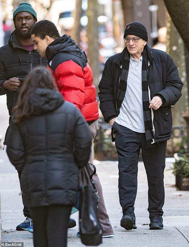 79 岁的罗伯特·德尼罗带小儿子现身纽约,儿子患自闭症,很少露面