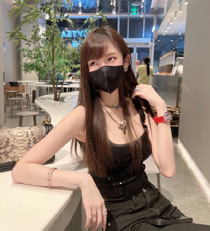 腐团儿晒自拍照,世界名表被网友认出,粉丝直言没想到这么富