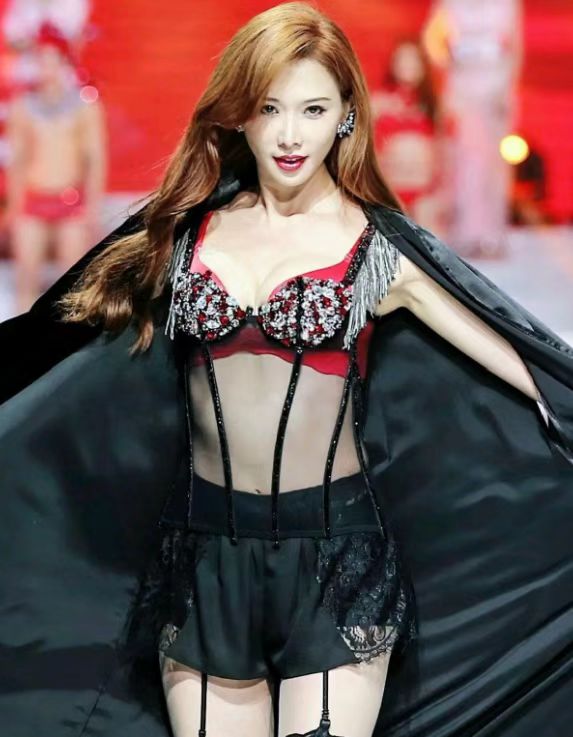 林志玲穿"蕾丝装"火了!然而当镜头拉近时,网友瞬间炸锅了