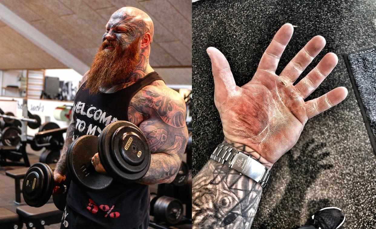 满身纹身,就连脸上都不放过,配上健硕的肌肉,就像一头"野兽"