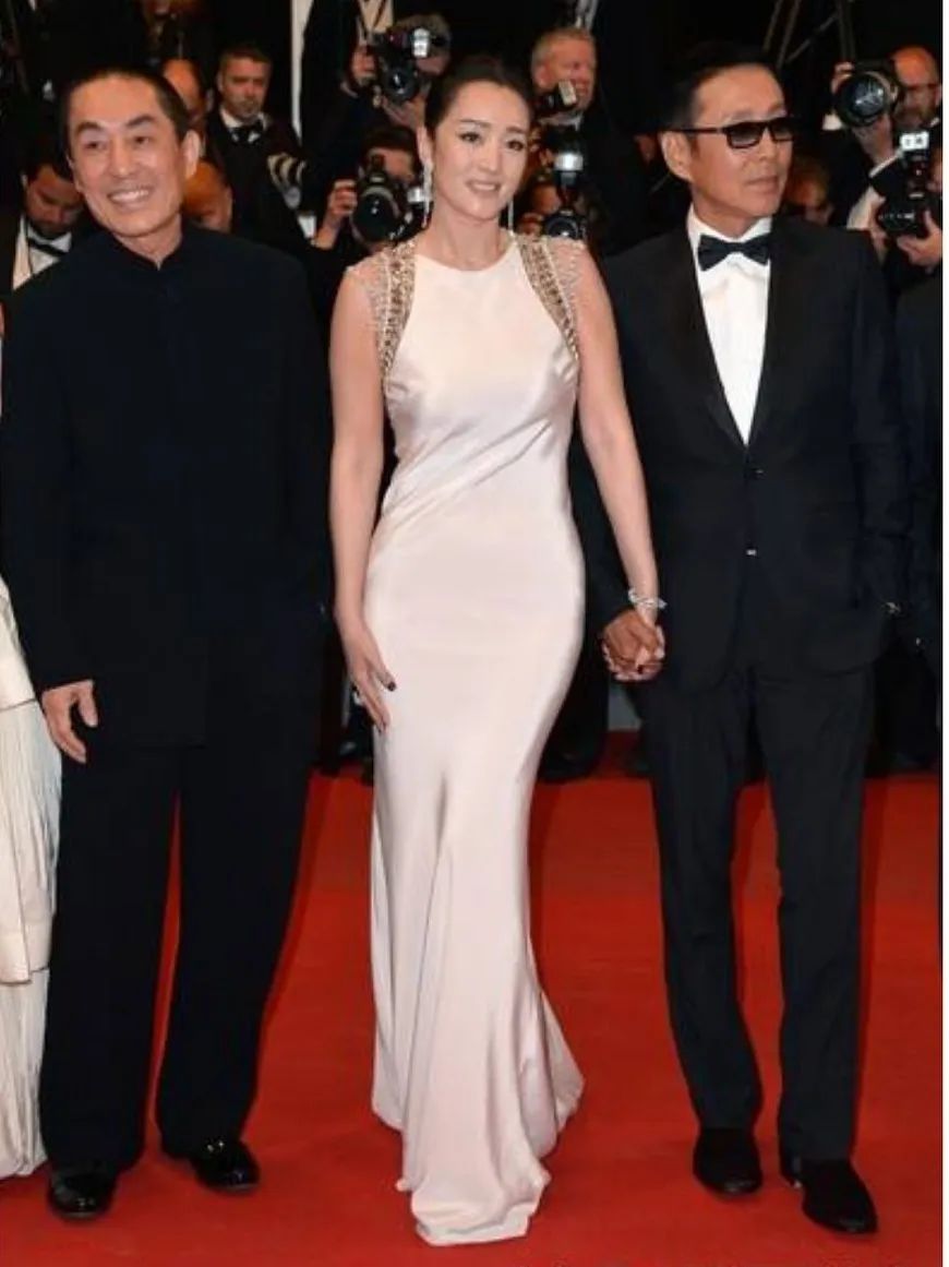 巩俐和前男友张艺谋罕见同框,两人相谈甚欢,都已找到各自幸福