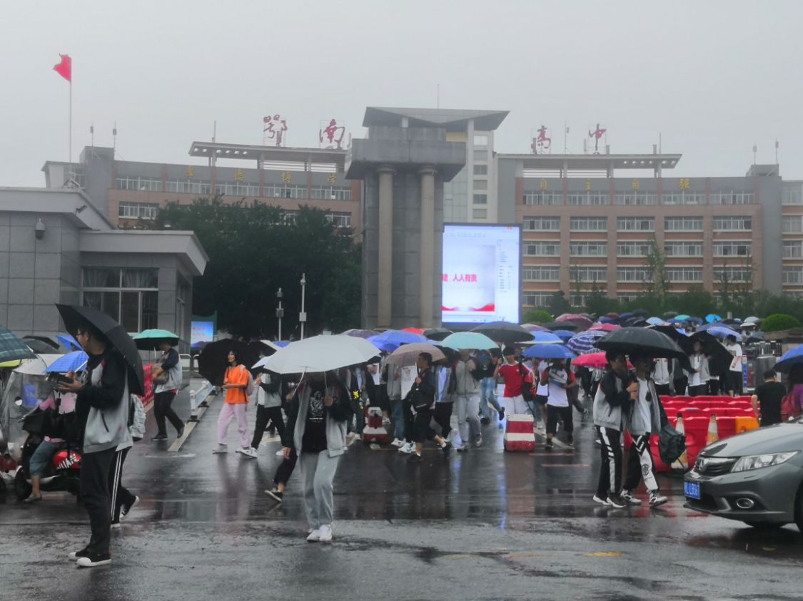 溜网吧,被擂肥 ,遭殴打 !咸宁青龙山高中要求学生不回家吃饭