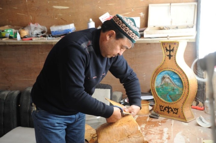 阿勒泰地区哈萨克族桦树皮工艺品制作 新疆维吾尔自治区文化和旅游厅