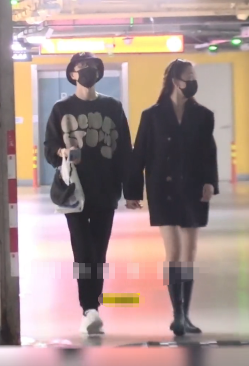 36岁许嵩恋情曝光,女方身高近180撒娇超甜,两人手牵手一起回家