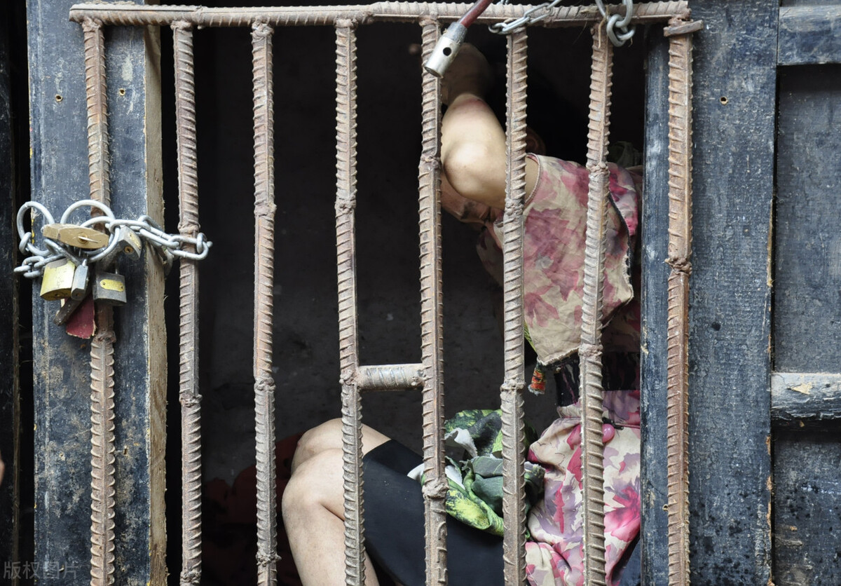 被囚禁在房里,用铁链拴住四十二年的女人,她的痛苦是无声的