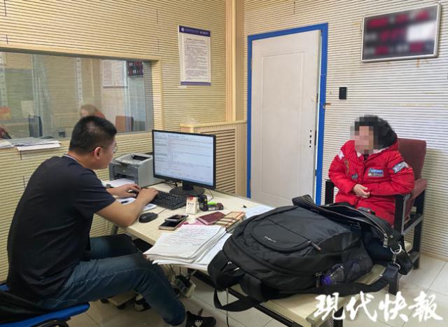 买机票后专骗航班延误保费,女子疯狂诈骗近300万元