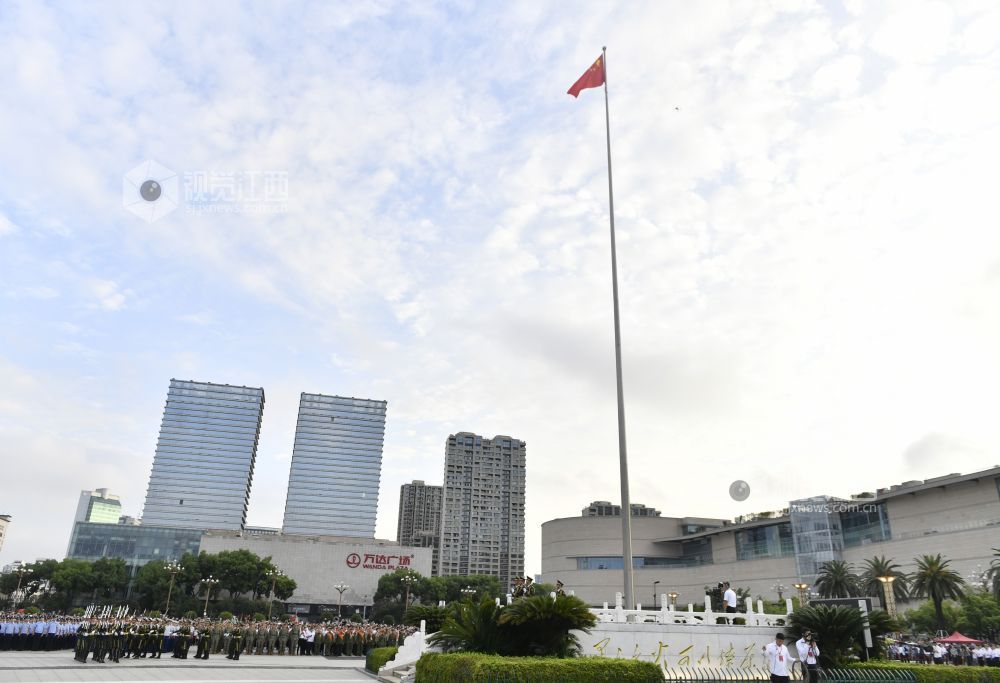 庆祝建军96周年 南昌八一广场举行升旗仪式