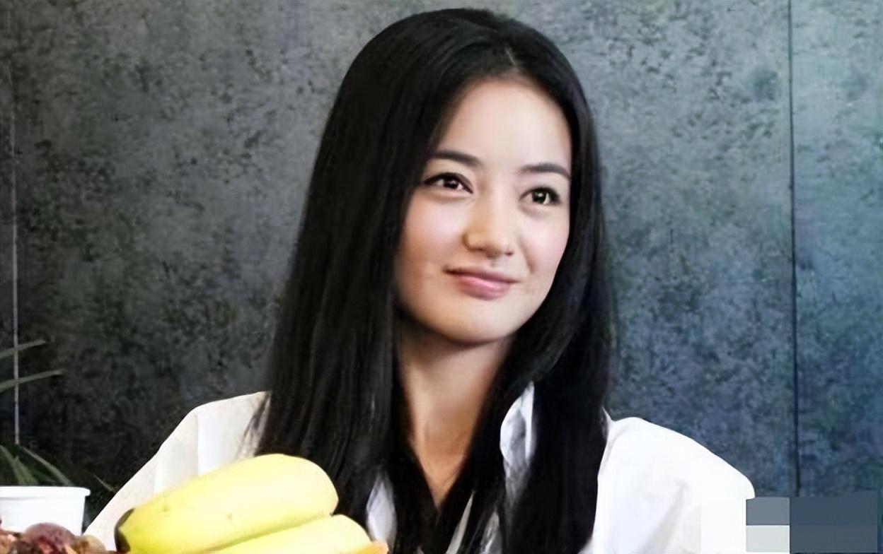 她是胡歌同班同学,24岁靠《潜伏》走红,嫁富商10年非常低调
