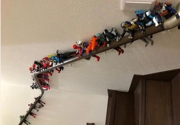 假面骑士:熊孩子晒手办,看到满楼梯的骑士周边,网友眼红了!