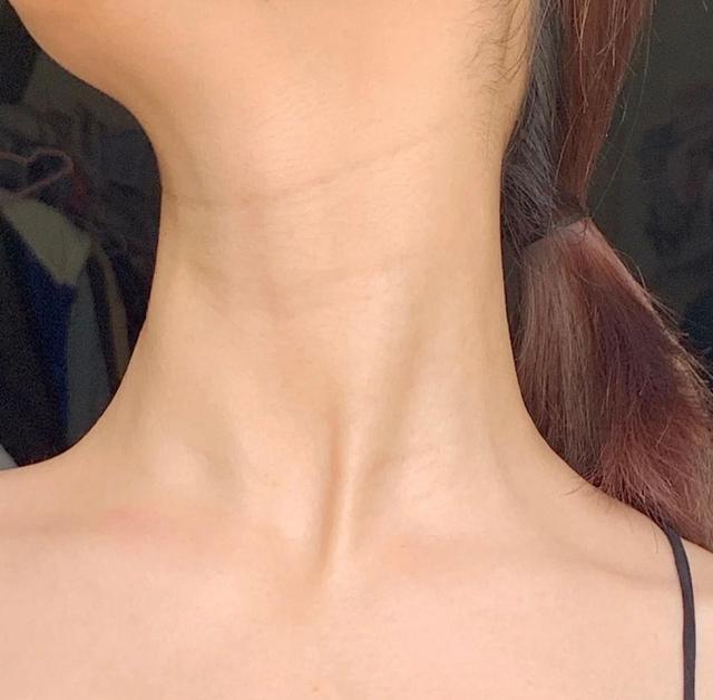 看一个女人是否"变老"?观察这4个地方的变化,装是装不来的