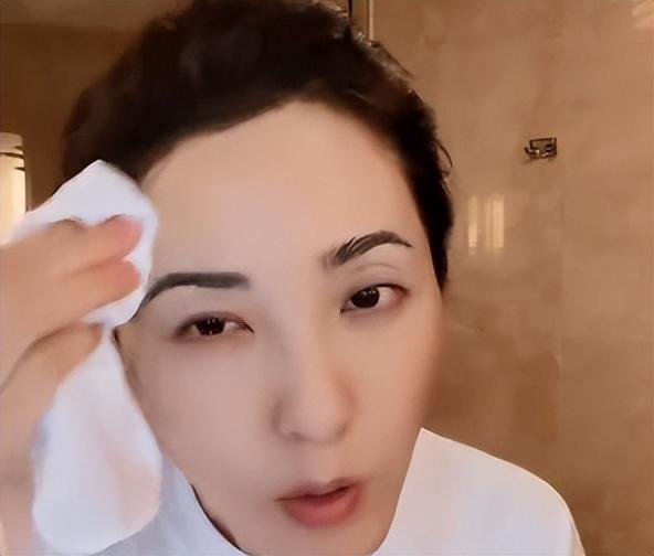 巩俐卸妆后,李若彤卸妆后,玲花卸妆后,网友调侃:差距一目了然