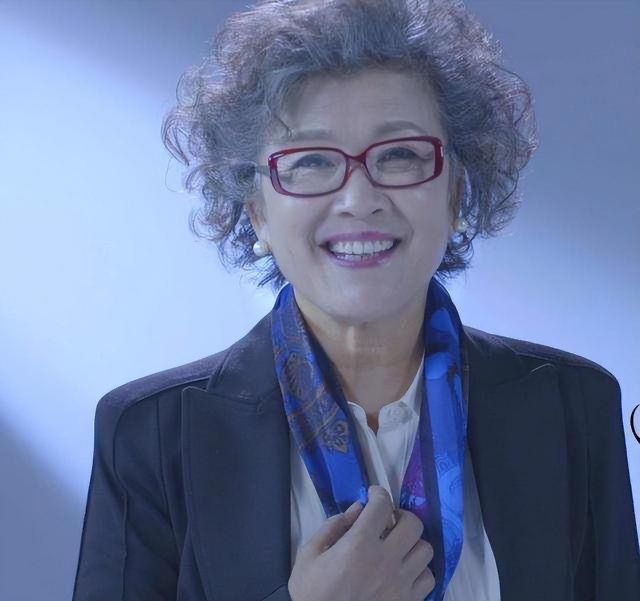 看到71岁宋春丽才明白:女人变老不用刻意掩饰,白发烫卷也挺高级