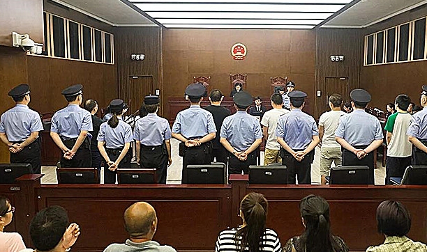 上海黑老大被判25年徒刑,怒不可遏:我没抢过也不是黑社会